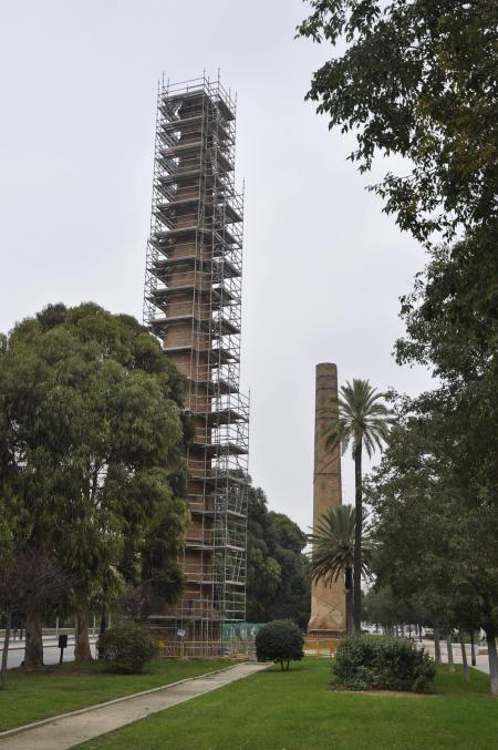 Foto del andamiaje de la chimenea de la antigua Unión Alcoholera. Autor: Tono Giménez
